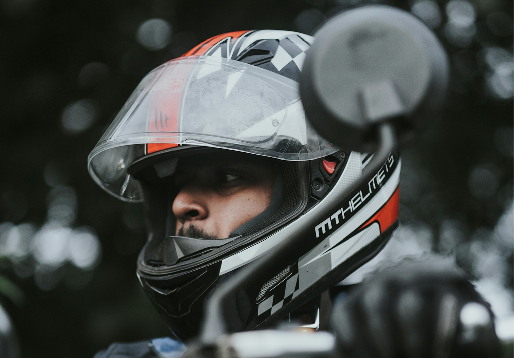 Motoboy parado com capacete