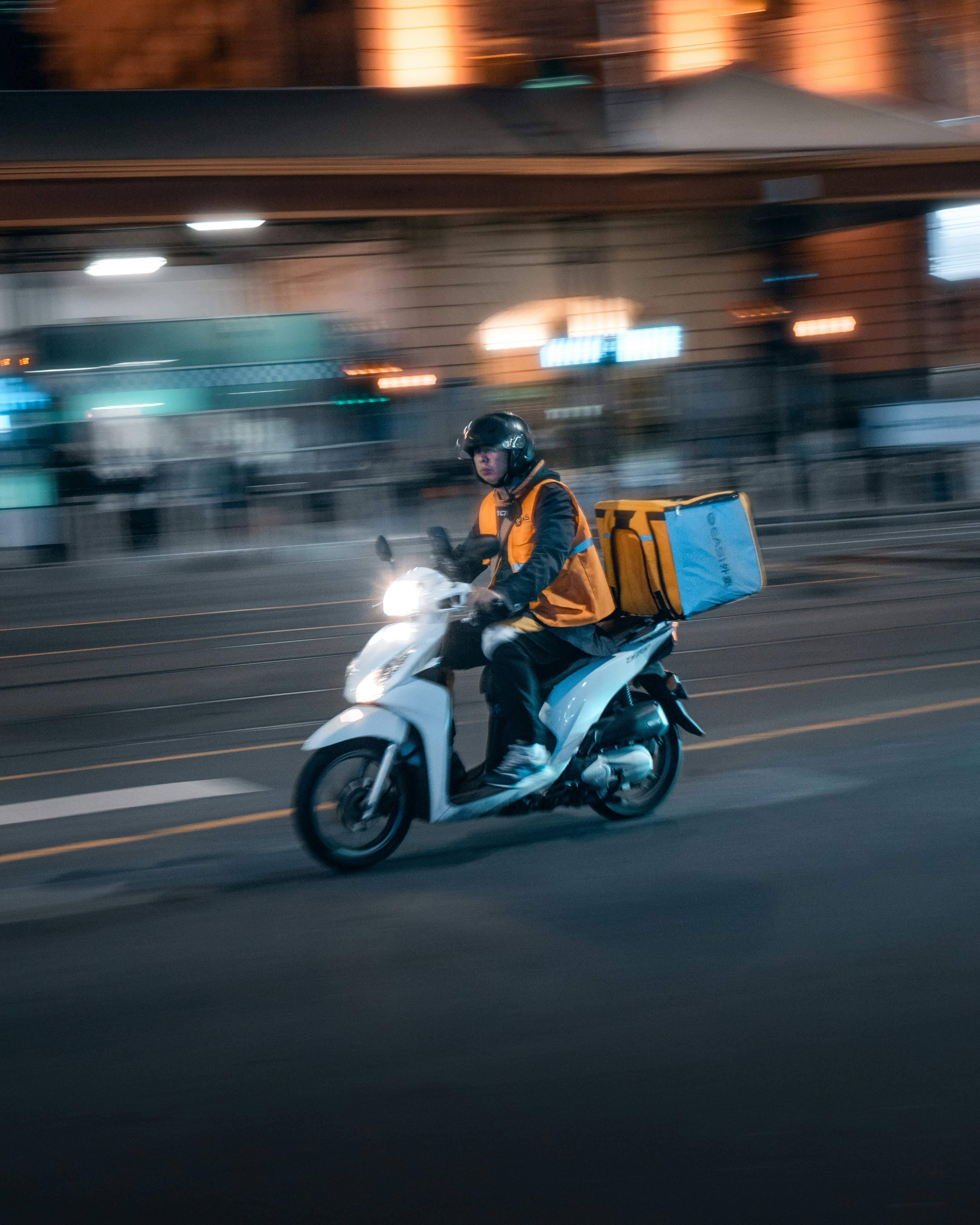 Pizzaria com motoboy saindo para entrega